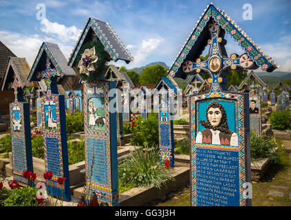 SAPANTA, Romania - 16 Maggio 2015 - colorata, dipinto, lapidi di legno a Merry famoso Cimitero Cimitero nella contea di Maramures Foto Stock