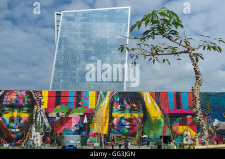 Eduardo Kobra s murale nativa denominata persone provenienti da 5 continenti ( Povos nativos dos continentes 5 ) al Boulevard do Porto nel porto di Rio de Janeiro la zona circostante, Brasile, parte del porto Maravilha Project ( meraviglioso programma porta ), un progetto di rivitalizzazione del territorio della città zona portuale. Foto Stock