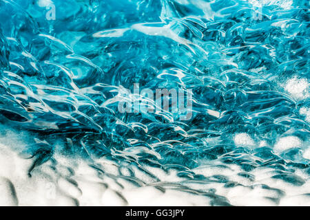 Un primo piano della parete di ghiaccio all'interno di una caverna di ghiaccio. Foto Stock