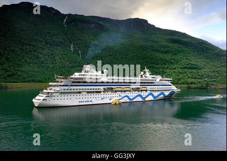 Aida Aura all'ancoraggio, Flaam, Norvegia Foto Stock