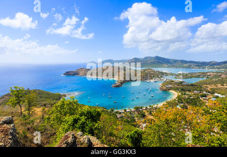 Visite: iconico vista panoramica di English Harbour e Falmouth Harbour dal famoso Shirley Heights Lookout, la miglior vista di Antigua Foto Stock