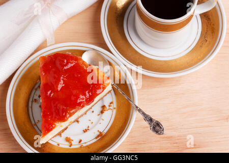 Cheesecake con goiabada brasiliano marmellata di guava su oro bianco piastra vintage con il caffè. Messa a fuoco selettiva Foto Stock