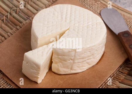 Ruota del brasiliano formaggio tradizionale Minas sulla tavola di legno. Messa a fuoco selettiva Foto Stock