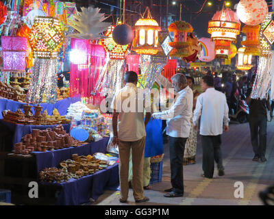 People shopping per lanterne e altri oggetti tradizionali in occasione della festa di Diwali in India Foto Stock