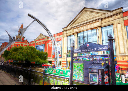 Lincoln City Lincolnshire UK Waterside centro shopping center segno di benvenuto mappe turistiche negozi erogatore Inghilterra Città Foto Stock