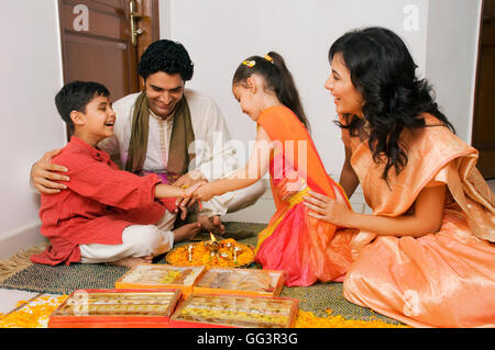 Ragazza legatura rakhi Foto Stock