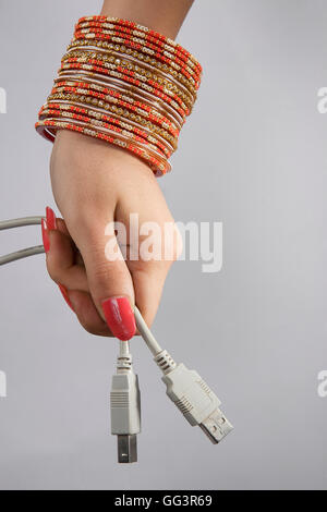 Una donna che mantiene i plug-in Foto Stock