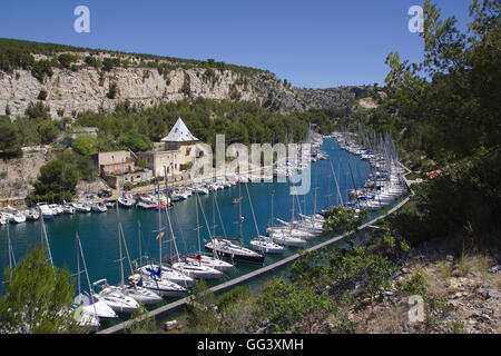 Porto di yacht in Calanque de porto miou vicino a Cassis, Francia Foto Stock