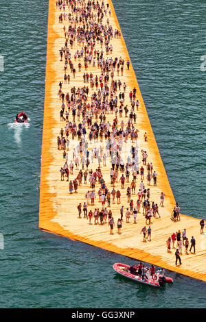 Pontili galleggianti Progetto per il Lago d'Iseo, Italia, da Christo e Jeanne-Claude. Vista da sopra la folla sulla passerella di installazione. Foto Stock