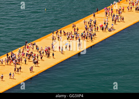 Pontili galleggianti Progetto per il Lago d'Iseo, Italia, da Christo e Jeanne-Claude. Vista da sopra la folla sulla passerella di installazione. Foto Stock