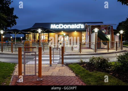 McDonalds Preston di notte Foto Stock