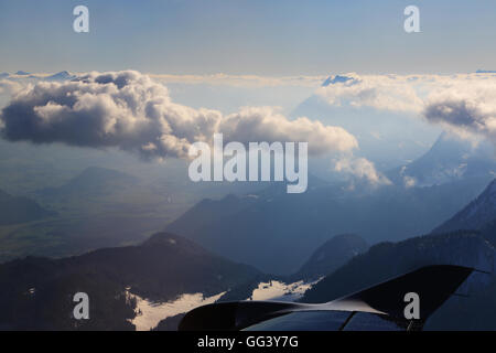 Alpi Vista aerea da sbarco piccolo aereo privato Foto Stock