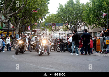 Un gruppo di motociclette da un raduno di American Motorcycle nella città di Beaucaire nel dipartimento francese del Gard Foto Stock