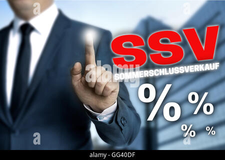 Ssv sommerschlussverkauf (in tedesco estate vendita di liquidazione) touchscreen è azionato da parte dell'imprenditore. Foto Stock