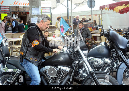 Un gruppo di motociclette da un raduno di American Motorcycle nella città di Beaucaire nel dipartimento francese del Gard Foto Stock