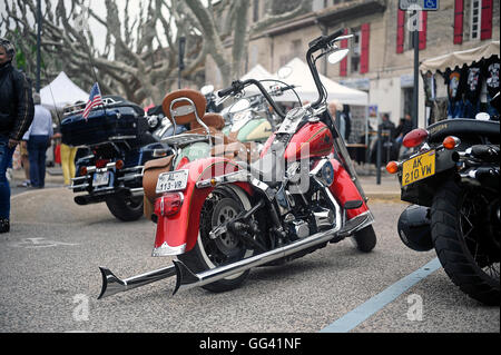 Un gruppo di motociclette da un raduno di American Motorcycle nella città di Beaucaire nel dipartimento francese del Gard Foto Stock