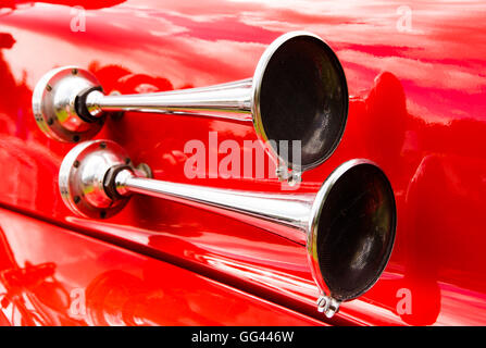 Vintage avvisatore acustico su una storica rosso fuoco carrello Foto Stock