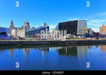 Waterfront lo sviluppo in tutta la Canning Dock inclusi Open Eye Gallery e il Premier Vista, Liverpool, Merseyside, Inghilterra, Regno Unito. Foto Stock