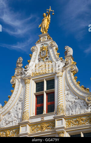 La statua di giustizia sulla sommità della Oude Griffie (registratori di vecchia casa), Burg, Bruges, Belgio Foto Stock