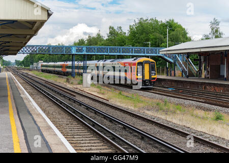 Una classe 159 diesel treno express cariche attraverso Winchfield stazione sul South Western mainline direzione Basingstoke Foto Stock