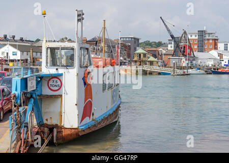 La catena di galleggiante ponte che collega oriente e occidente Cowes sull'Isola di Wight Foto Stock