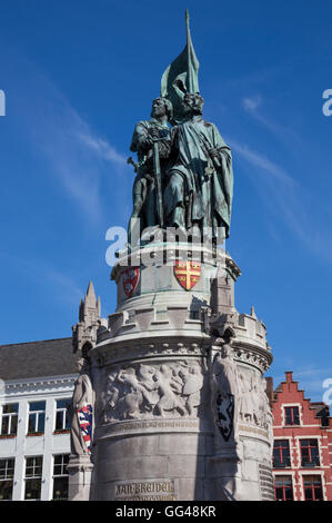 Memorial statua di Jan Breydel e Pieter De Coninck sul Grote, Markt, Bruges. Foto Stock