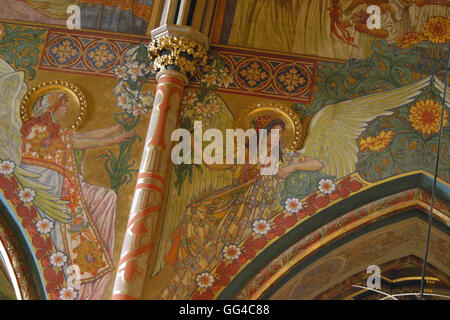 Angeli raffigurato in Art Nouveau murales da 1901-1903 dall artista ceco Frantisek urbano e sua moglie Marie Urbanova-Zahradnicka nella Basilica dei Santi Pietro e Paolo a Vysehrad a Praga, Repubblica Ceca. Foto Stock