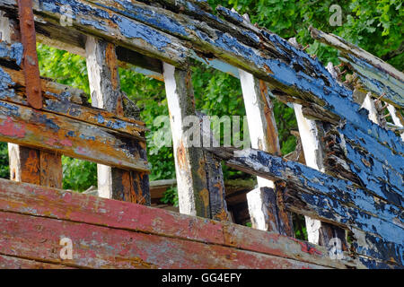 La disintegrazione nello scafo di una barca sulle rive del fiume Fowey, Cornwall Foto Stock