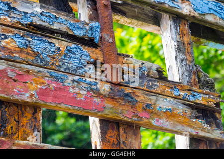 La disintegrazione nello scafo di una barca sulle rive del fiume Fowey, Cornwall Foto Stock