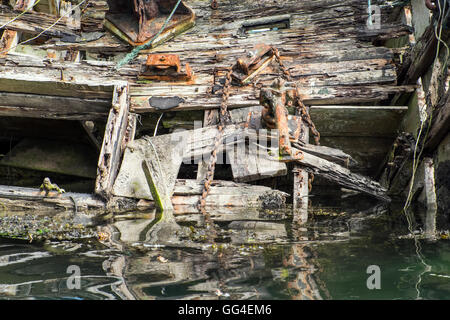 La disintegrazione nello scafo di una barca sulle rive del fiume Fowey, Cornwall Foto Stock