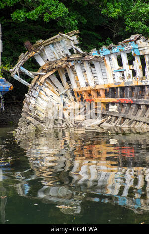 La disintegrazione nello scafo di una barca sulle rive del fiume Fowey, Cornwall Foto Stock