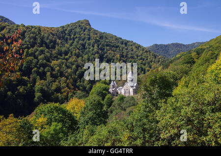 L antico monastero Haghartsin è situato vicino alla città di Dilijan, in una valle boscosa. Foto Stock