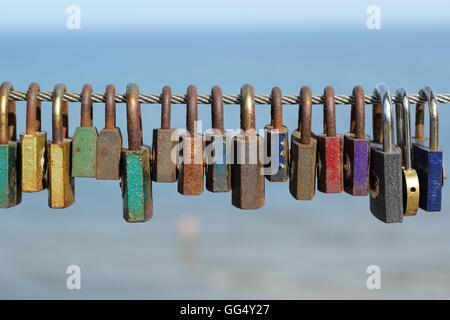 Lucchetti colorati - simbolo di amore Foto Stock