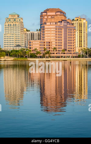 Centro di West Palm Beach, Florida edifici riflettono in acque vetroso di Lake Worth (Intracoastal Waterway) all'alba. Foto Stock