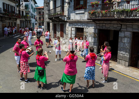 Festival tradizionali celebrazioni in street, Lesaka, Navarra, Spagna settentrionale Foto Stock