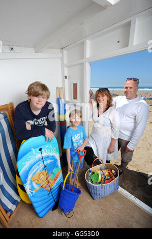 Una famiglia al loro Woolacombe Beach Hut in North Devon Regno Unito Foto Stock