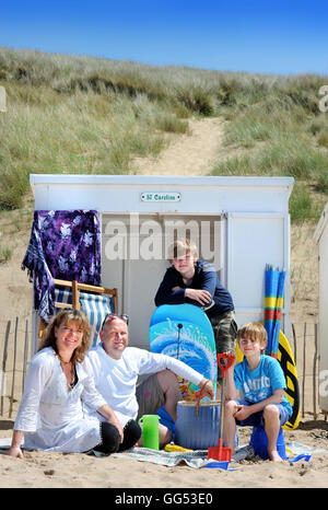 Una famiglia al loro Woolacombe Beach Hut in North Devon Regno Unito Foto Stock