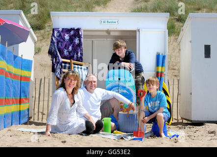 Una famiglia al loro Woolacombe Beach Hut in North Devon Regno Unito Foto Stock