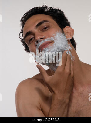 L'uomo l'applicazione di crema per la rasatura Foto Stock