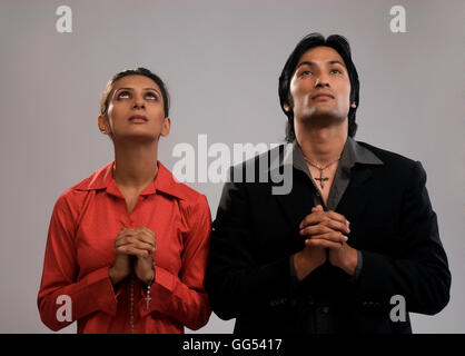 Uomo e donna che prega Foto Stock