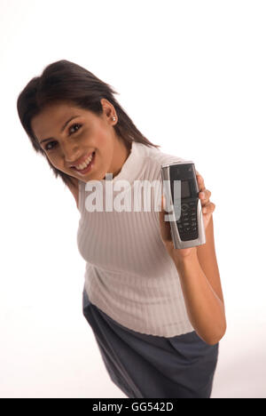 Donna con il suo telefono cellulare Foto Stock
