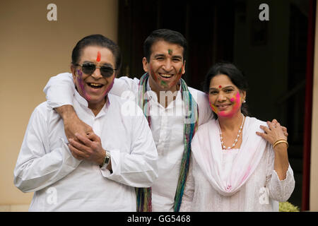 Famiglia celebra Holi Foto Stock