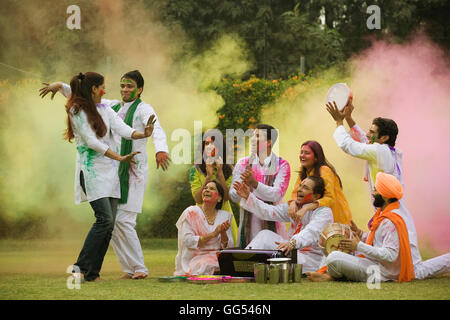 Famiglia celebra Holi Foto Stock