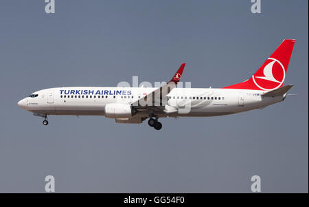 La Turkish Airlines Boeing 737-800 avvicinandosi a El Prat Aeroporto di Barcellona, Spagna. Foto Stock