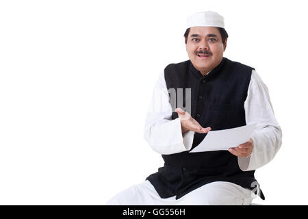 Ritratto di uomo politico maturo azienda documento Foto Stock