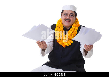 Ritratto di uomo politico maturo azienda documenti Foto Stock