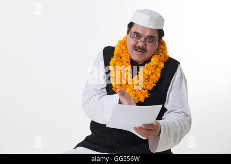 Ritratto di uomo politico tenendo il documento Foto Stock