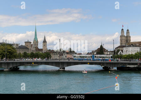 Un tram rende il modo oltre il Quaibrücke accanto al lago di Zurigo A Zurigo, Svizzera. Foto Stock