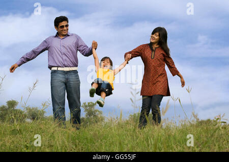 La famiglia presso il parco Foto Stock