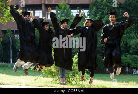 Studenti del College festeggia Foto Stock